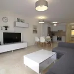 Paraiso Mar Beautiful & Bright Renovated With Air Conditioning Apartment