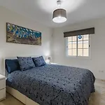 Paraiso Mar Beautiful & Bright Renovated With Air Conditioning Apartment